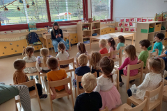 Nadarjeni učenci berejo malčkom v vrtcu